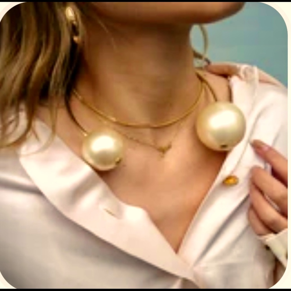 Beautiful Chanel pearl choker